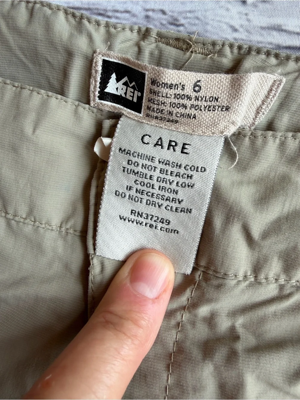 REI Women’s Cargo Shorts Hiking Granola Outdoors Tan Lightweight  Size 6